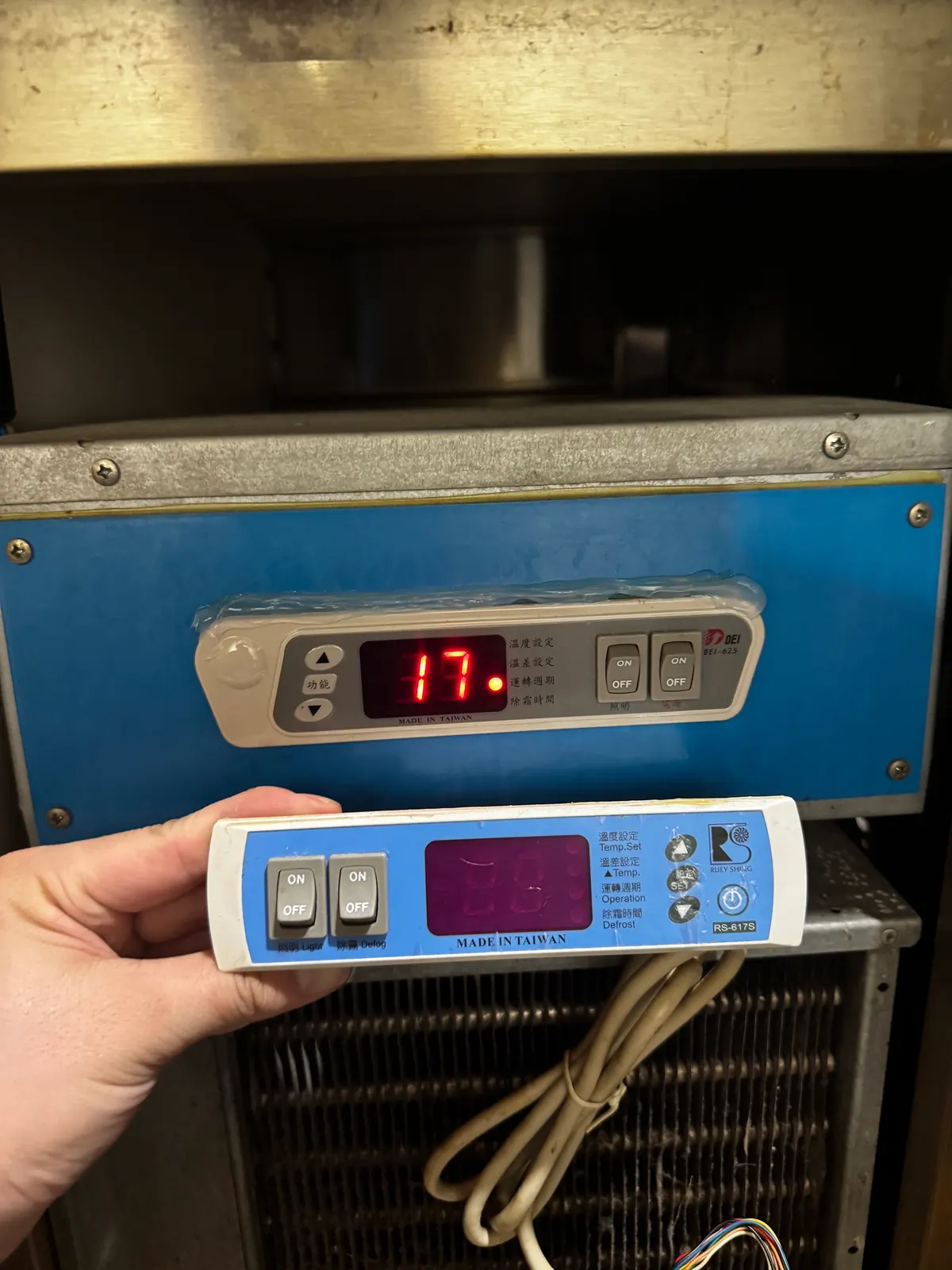 高雄苓雅市場商用冷凍設備舊 RS-617S 與新 DEI-625 微電腦控制器更換對照