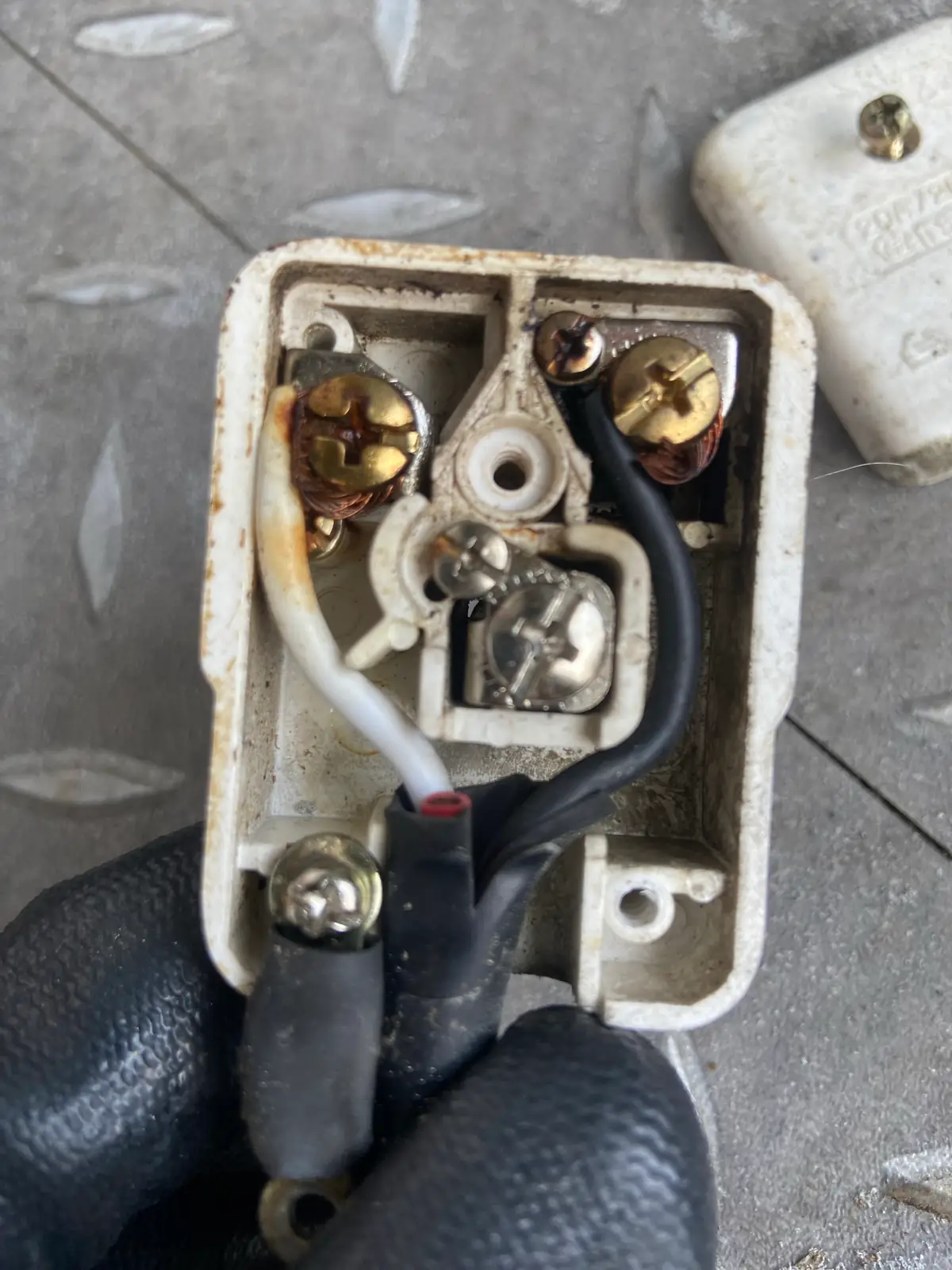 高雄楠梓右昌小吃店商用冰箱拆下後的舊電源插頭內部燒損痕跡