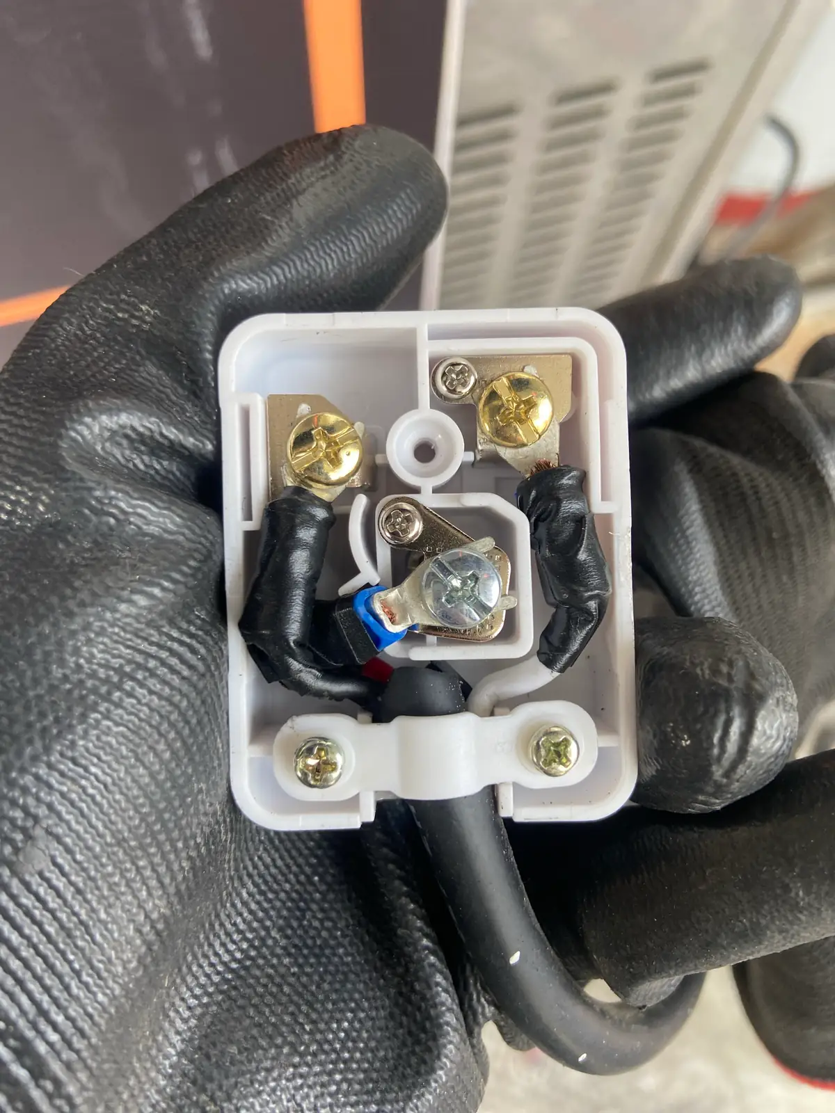 高雄楠梓右昌小吃店商用冰箱更換新電源插頭並重新接線