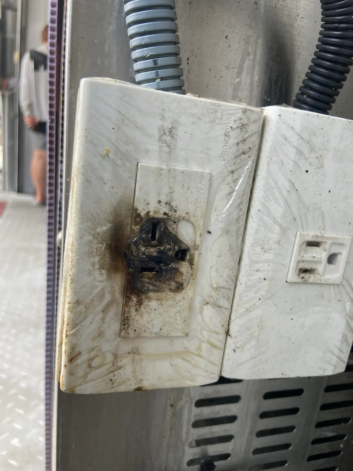 高雄楠梓右昌小吃店颱風後商用冰箱室外電源插頭短路燒損