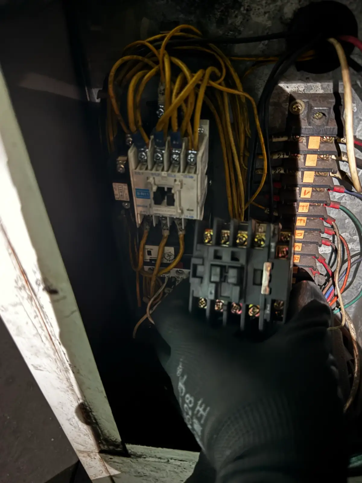 高雄新興區大樓垃圾冷藏室冷凍設備新舊電磁接觸器更換對照