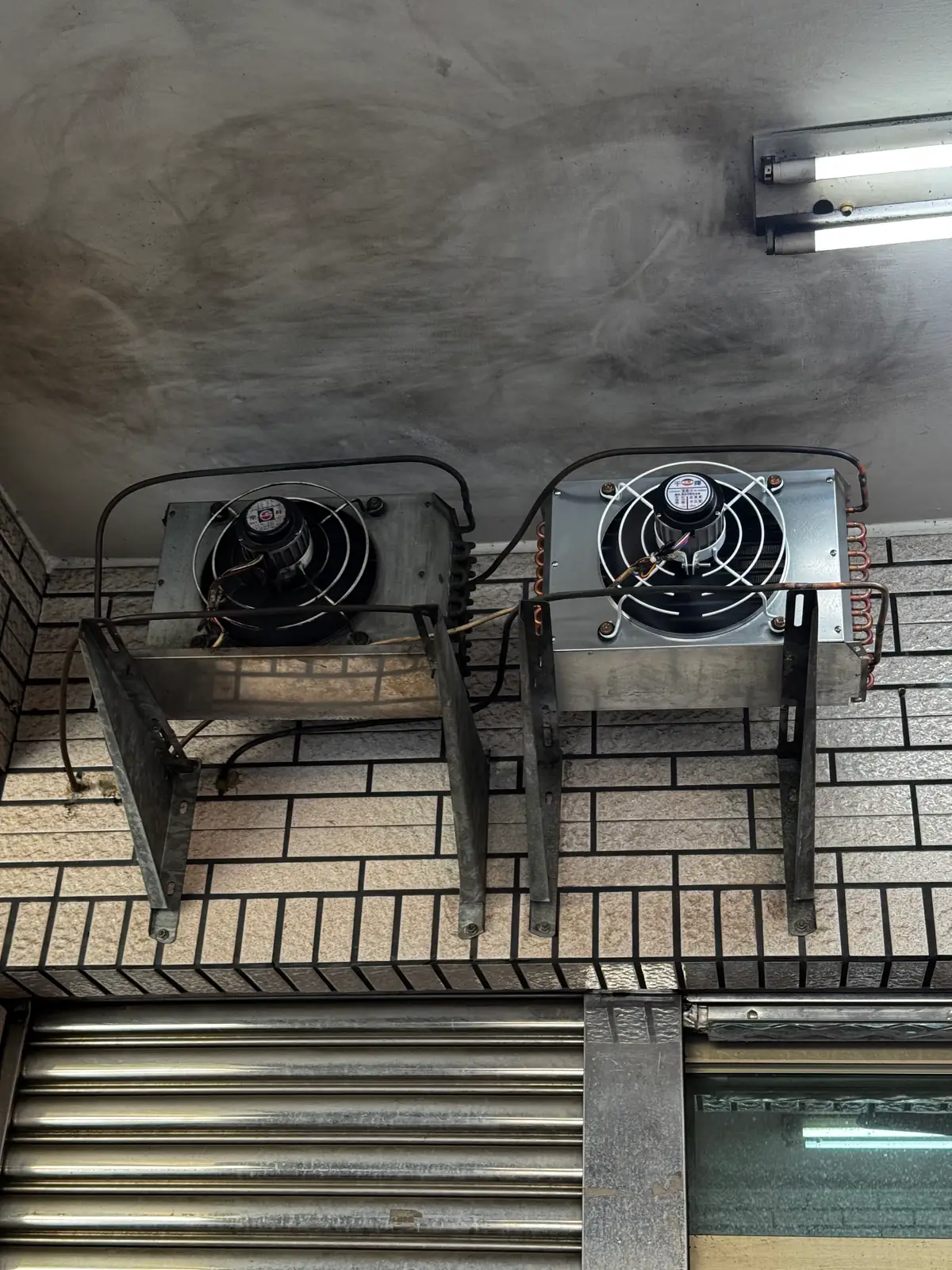 高雄左營華夏路店家新舊冰箱散熱器移設戶外及新機散熱器加大