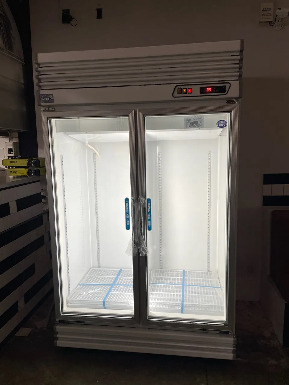 全新雙門玻璃展示冰箱亮燈測試