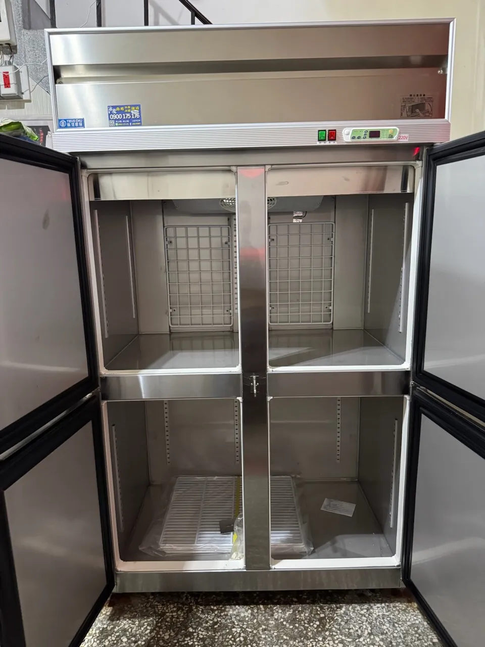 全新四門商用冰箱開門內部