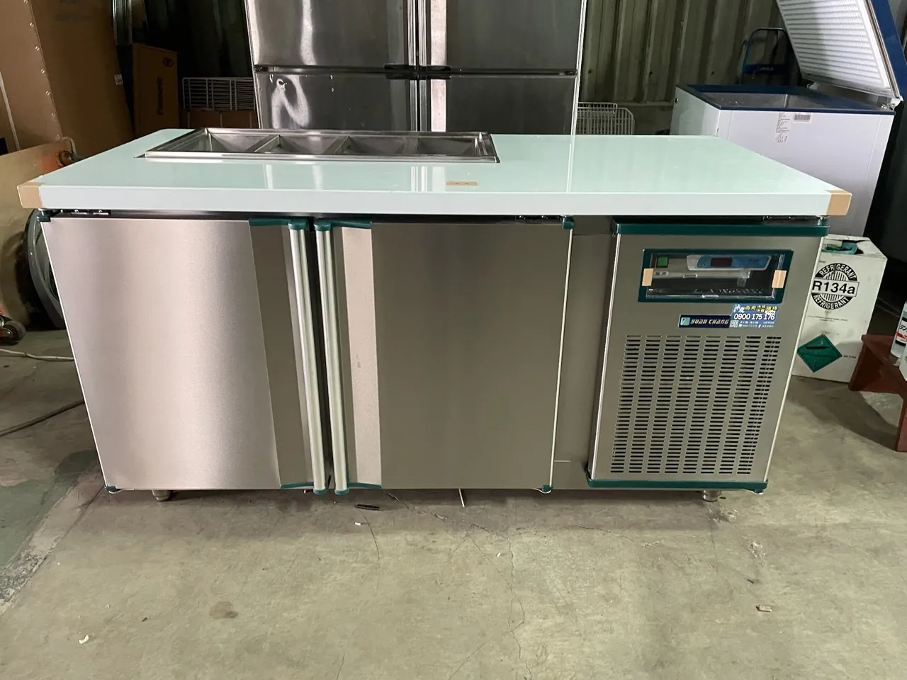 全新工作台冰箱正面與溫控面板